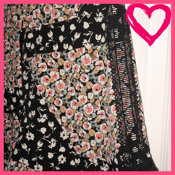 🌸 ❤️🔴SOLD❤️🔴 TopShop Patchwork Short Shorts 🌸 - Picture 4 of 5